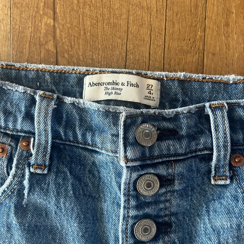 Abercrombie & Fitch High Rise Button Fly Skinny Jeans 27/4 Classic Medium Wash - Picture 6 of 12